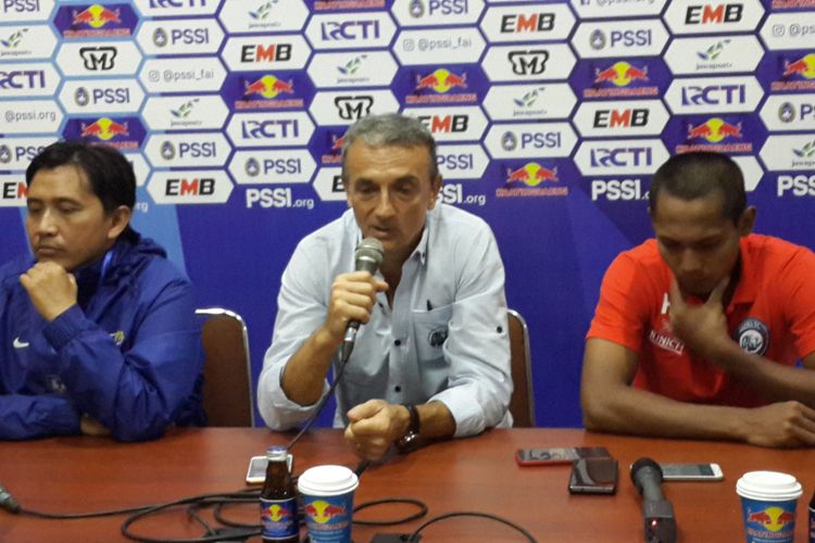 Pelatih Arema FC Milomir Seslija (tengah) saat konferensi pers di Stadion Kanjuruhan, Kabupaten Malang usai ditahan imbang 2-2 Persib Bandung Jumat (22/2/2019)