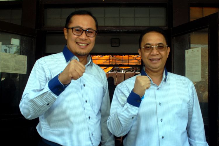 Kepala daerah Kota Sukabumi terpilih, Achmad Fahmi (kiri) dengan Andri Setiawan Hamami (kanan) foto bersama setelah menghadiri rapat pleno terbuka penetapan Pilkada Kota Sukabumi di Sekretariat KPU Kota Sukabumi, Jawa Barat, Kamis (26/7/2018).