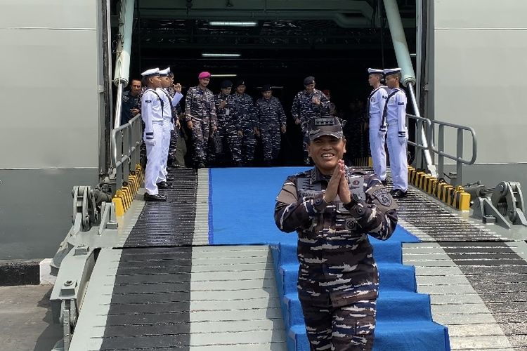 KSAL Laksamana Muhammad Ali usai diskusi sejarah soal Laksamana Malahayati yang digelar dari atas KRI Banda Aceh-593 di Dermaga Kolinlamil, Jakarta Utara, Jumat (18/8/2023).