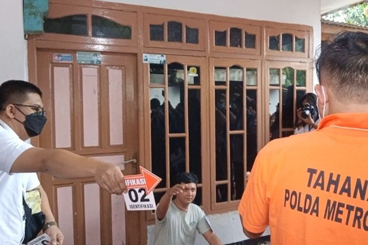 SY (35) dan MYM (18) melakukan reka ulang pembunuhan terhadap S (60), mayat dalam karung yang ditemukan di bekas galian pasir, Legok, Kabupaten Tangerang. Rekonstruksi berlangsung di rumah korban, wilayah Bojongnangka, Tangerang, Kamis (2/6/2022).