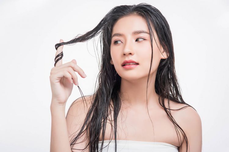 Menyisir rambut dari kulit kepala hingga ujung rambut dalam keadaan basah menggunakan sisir bergigi halus dapat menjadi salah satu cara menghilangkan kutu rambut dan beberapa telurnya.