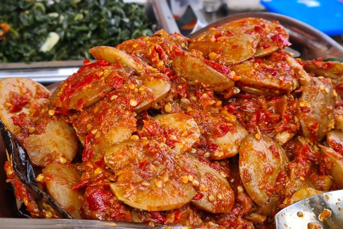 Jengkol Balado pedas gurih, dengan bumbu balado merah yang meresap sempurna dan potongan jengkol empuk