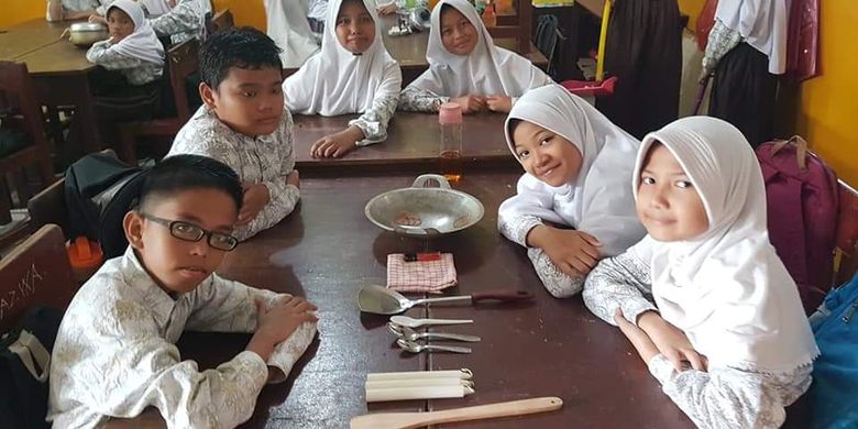 Mak Pinjam Alat Perangnya Yah Untuk Pembelajaran Kami Halaman All Kompas Com Mak Pinjam Alat Perangnya Yah Untuk Pembelajaran Kami Halaman All Kompas Com