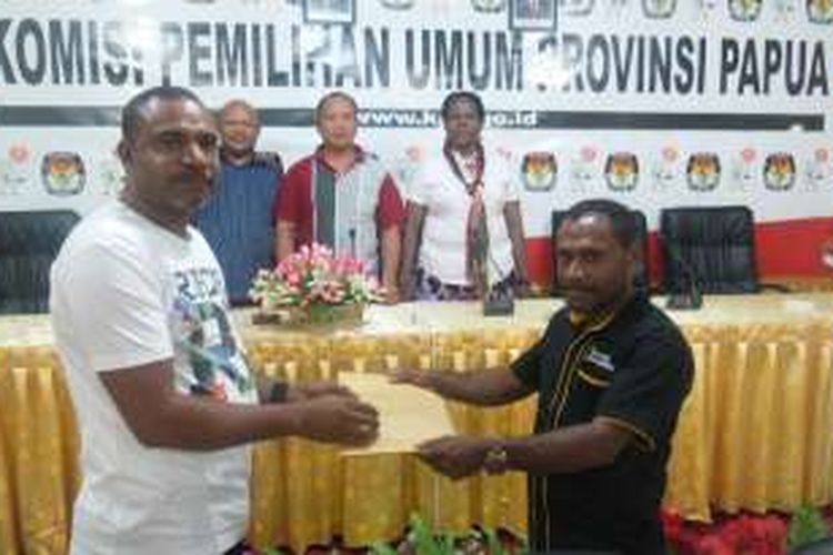 Tampak Ketua KPU Provinsi Papua Adam Arisoi (kaus putih) ketika menerima hasil pleno PSU Kabupaten Mamberamo Raya di Jayapura, Jumat (1/4/2016)
