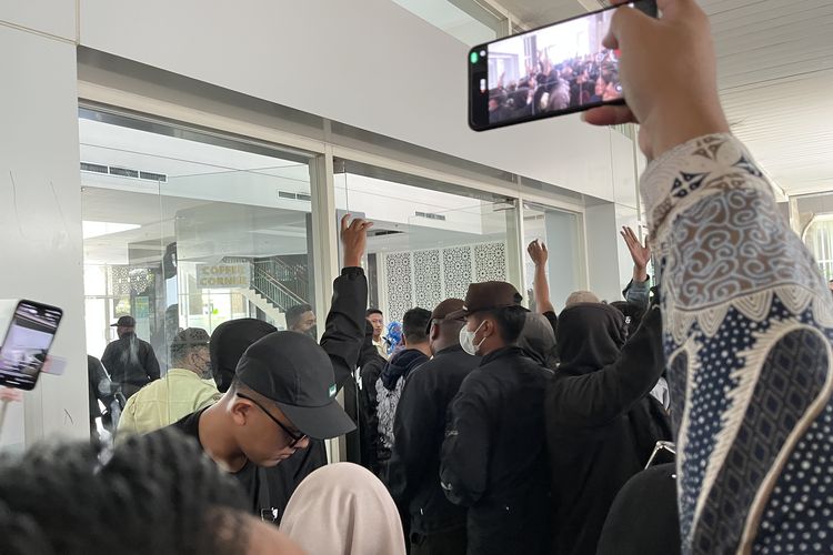 Tak Berhasil Temui Rektor, Massa Demo di UINSA Surabaya Bubar