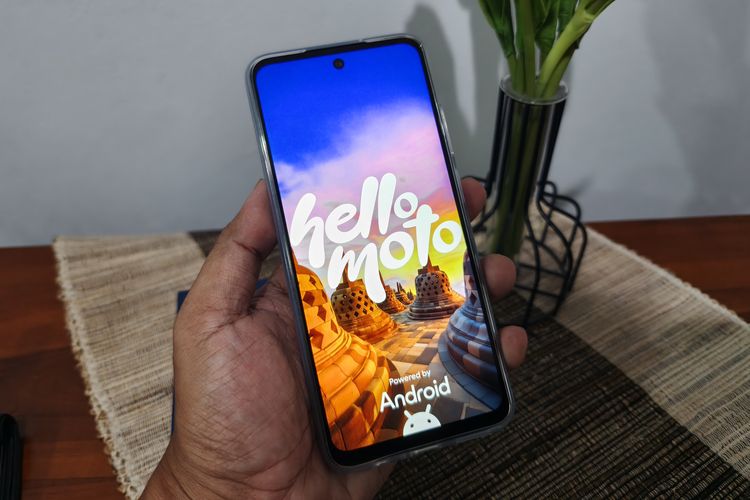 Layar Moto G45 5G saat dinyalakan pertama kali, menampilkan ikon wisata Indonesia, Candi Borobudur.