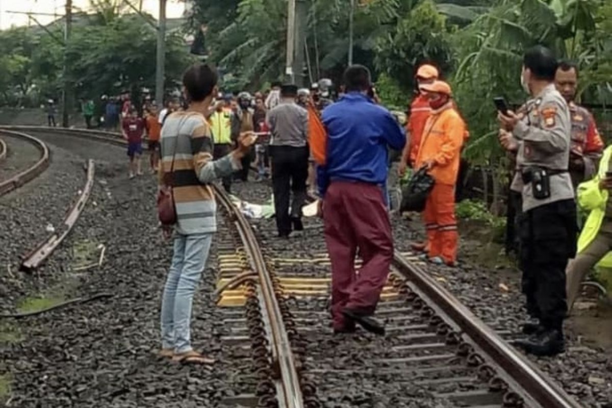 Anggota Polsek Pesanggrahan menangani kecelakaan yang melibatkan seorang remaja di lintasan kereta api di wilayah RT 010/01, Pesanggrahan, Jakarta Selatan pada Selasa (9/3/2021) sore.