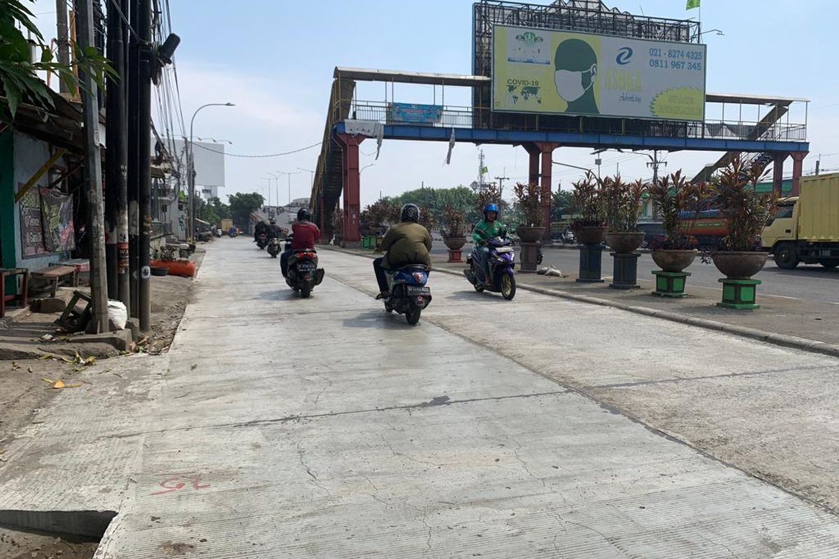 Jalan I Gusti Ngurah Rai dekat flyover Kranji yang sebelumnya rusak kini sudah diperbaiki dan bisa dilewati oleh pengendara, Kamis (8/6/2023). Motor, mobil bahkan truk juga mulai melintasi ruas jalan utama yang merupakan penghubung akses ke DKI Jakarta itu. Akses keluar-masuk ke dalam gang Jalan Banteng juga sudah bisa dilalui. Sudah tidak ada lagi penghalang di depan gang.