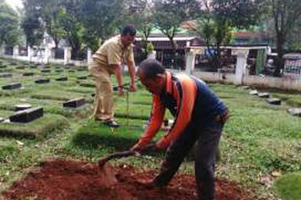 Puluhan makam fiktif kembali ditemukan. Kali ini, temuan itu ada di Tempat Pemakaman Umum (TPU) Pondok Rangon, Cipayung, Jakarta Timur. Pihak Suku Dinas Pertamanan dan Pemakaman Jakarta Timur pun langsung melakukan pembongkaran. Senin (25/7/2016)