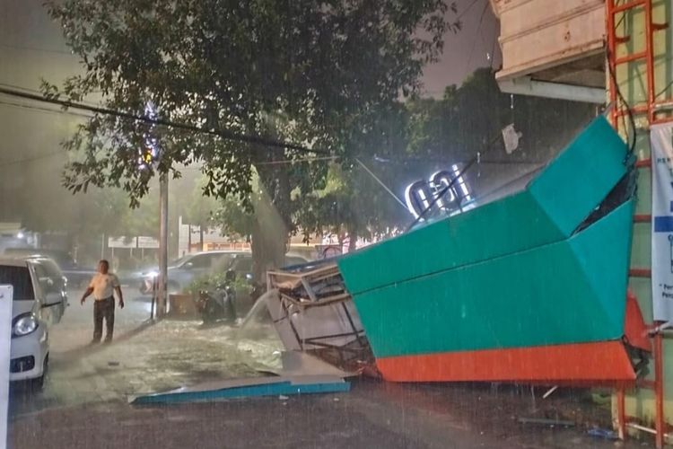 Diguyur hujan deras disertai angin kencang selama 2 jam, atap teras RS Widod Ngawi roboh. Tidak ada korban dalam kejadian tersebut. Hujan deras disertai angin kencang juga membuat sejumlah pohon roboh menutup akses jalan di 3 desa.