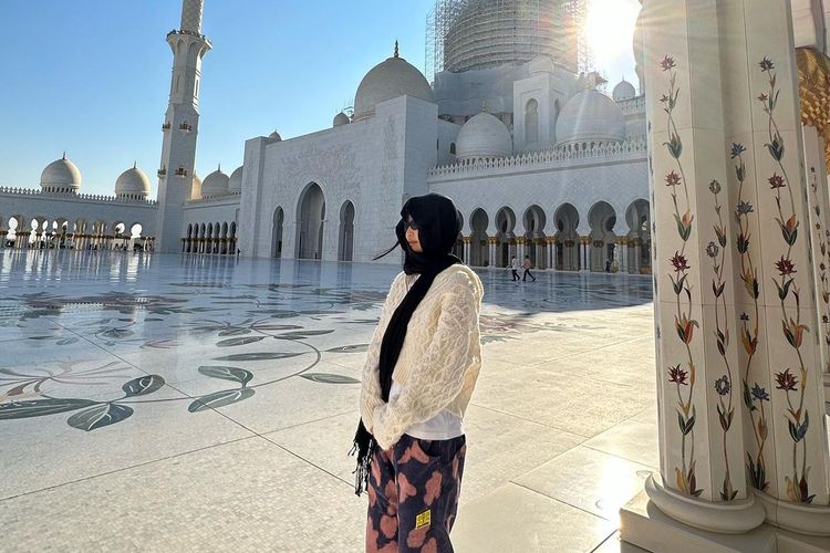 Unggahan Instagram Jennie Blackpink saat berada di Sheikh Zayed Grand Mosque, Abu Dhabi