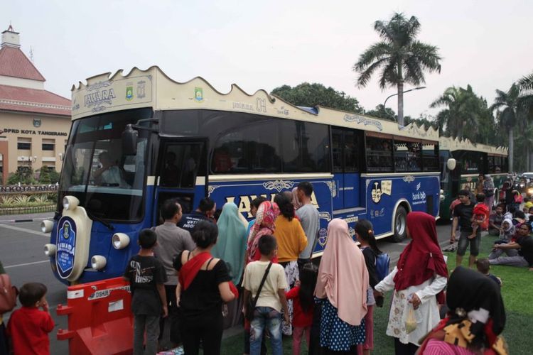 Penumpang tengah menaiki Bus Jawara Kota Tangerang