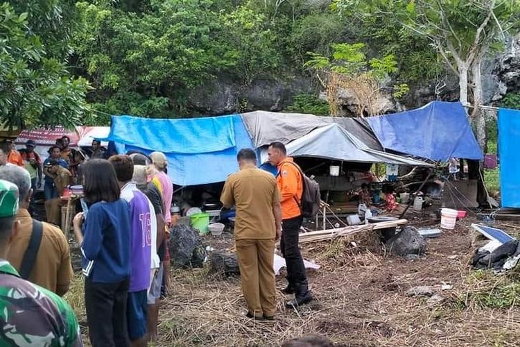 Warga desa Watuwey, kecamatan Dawelor Dawera, kabupaten Maluku Barat Daya, korban gempa M 7,5 yang masih mengungsi di kawasan pegunungan di desa tersebut mendapat bantuan tanggap darurat dari pemerintah setempat, Minggu (15/1/2023)