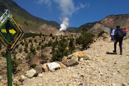 Libur Lebaran, Kawah Papandayan Dipadati Ribuan Wisatawan