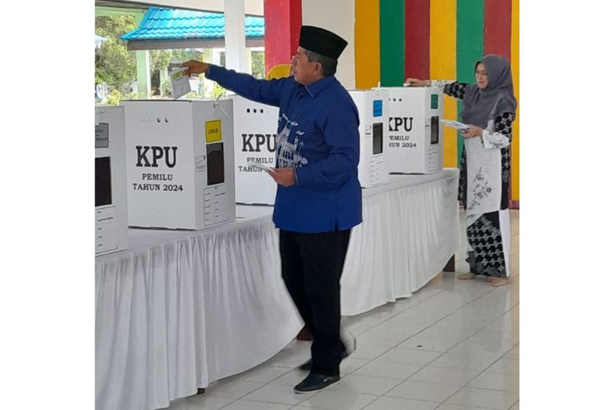Bersama sang istri, Hajah Rasidah, Alfedri tampak hadir di Tempat Pemungutan Suara (TPS) 03 kelurahan Kampung Rempak, Kecamatan Siak, Kabupaten Siak, Riau, Rabu (14/2/2024).
Usai menggunakan hak pilih di bilik suara, Alfredi berkeliling ke sejumlah TPS dalam agenda agenda monitoring di empat kecamatan.

