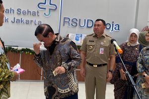 Tangis Pramono Pecah Saat Jenguk Siswa SD yang Ditabrak Mobil Berstiker BGN