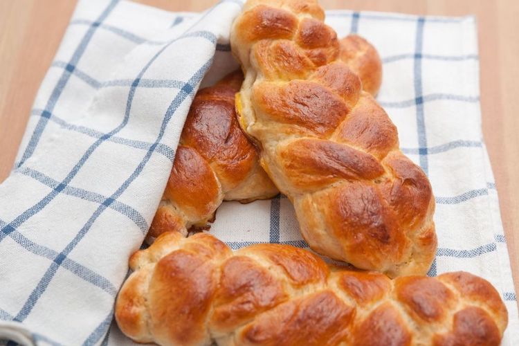 Ilustrasi roti pisang goreng isi keju.