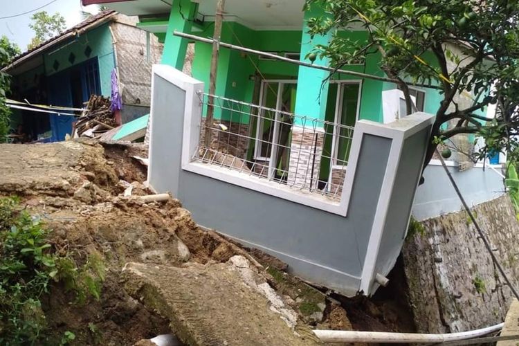 Kondisi dampak bencana tanah bergerak di Kampung di Kampung Tegalkaso RT 03 RW 05 Desa Bencoy, Kecamatan Cireunghas , Sukabumi, Jawa Barat, Jumat (1/12/2023).