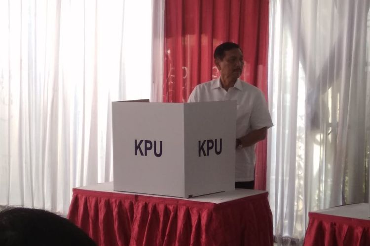 Menteri Koordinator Bidang Kemaritiman Saat Melakukan Pencoblosan di TPS 005 Kuningan Jakarta, Rabu (17/4/2019)