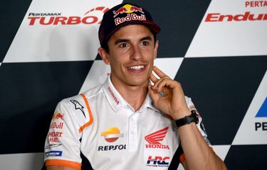 Pebalap tim Repsol Honda Spanyol Marc Marquez berbicara saat konferensi pers jelang balapan MotoGP Indonesia di Sirkuit Internasional Mandalika di Kuta Mandalika di Lombok Tengah pada 17 Maret 2022.