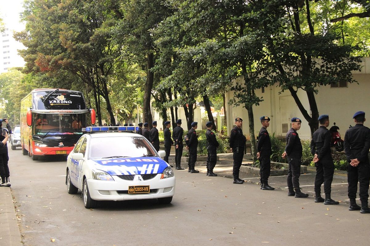 Aparat keamanan berbaris di salah satu gerbang Stadion Utama Gelora Bung Karno (SUGBK) untuk mengawal kedatangan bus timnas Indonesia dan Vietnam, Jumat (6/1/2023).