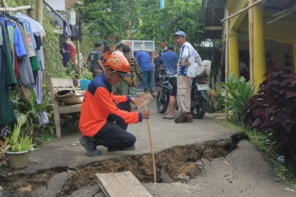 Tanah bergerak di Brebes sebabkan jalan rusak