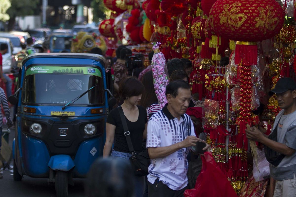 Menjelang perayaan tahun baru China (Imlek) 2571, Pedagang pernak-pernik Imlek mulai memadati kawasan Pecinan Glodok, Jakarta Barat, Selasa (14/1/2020). Berbagai macam dagangan seperti lampion, pakaian, bunga hiasan, dan angpau dijual dengan variasi harga yang berbeda.
