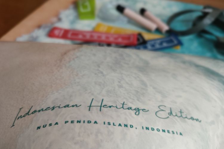 Deburan ombak di bibir pantai Pulau Nusa Penida menjadi inspirasi dari desain grafis di atas permukaan matras yoga produksi merek lokal the Republic of Svarga.