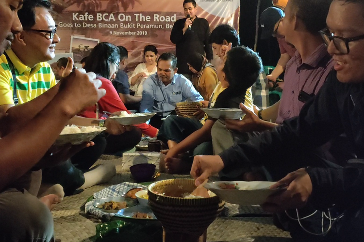 Saat makan bedulang, tradisi selanjutnya adalah begalor yaitu berbincang-bincang saat makan. Tujuannya untuk mengakrabkan ketika makan.