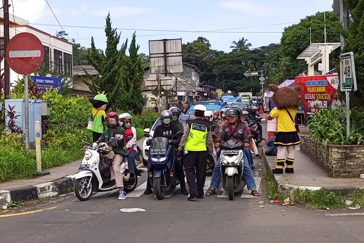 Situasi arus lalu lintas di jalur Puncak Bogor, Jawa Barat, Selasa (3/5/2022). Kendaraan yang masuk kawasan Puncak Bogor catat rekor, 21.000 kendaraan dalam 7 jam