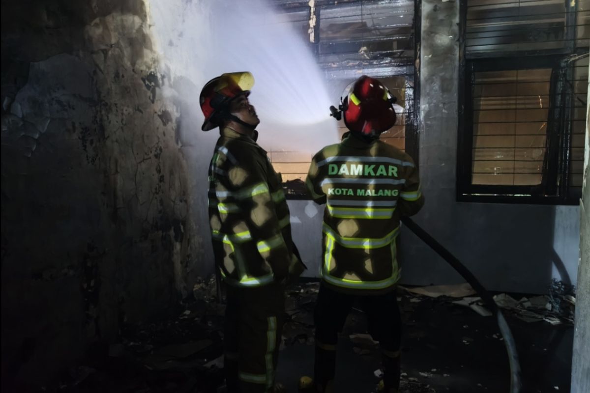 Petugas UPT Pemadam Kebakaran Kota Malang melakukan pemadaman api di Unisma. 