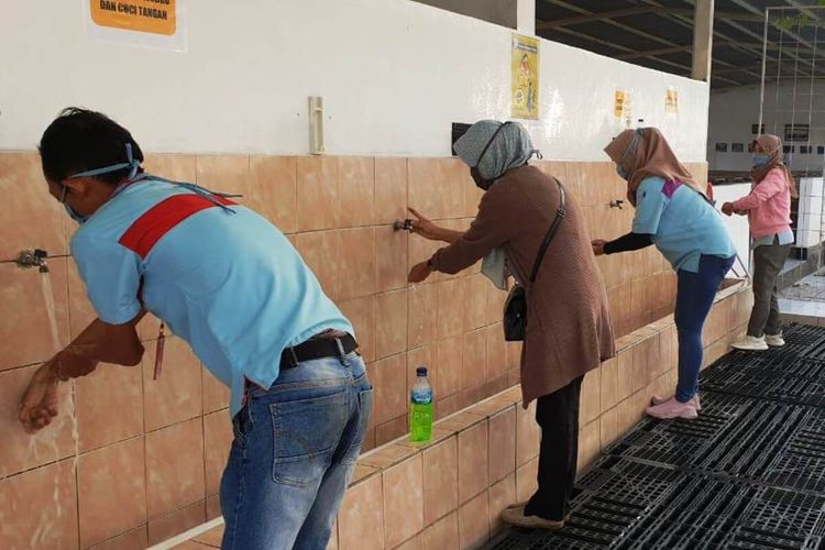 Sejumlah karyawan pabrik di Cianjur kini diwajibkan mencuci tangan sebelum dan setelah bekerja di lingkungan industri sebagai langkah pencegahan Covid-19