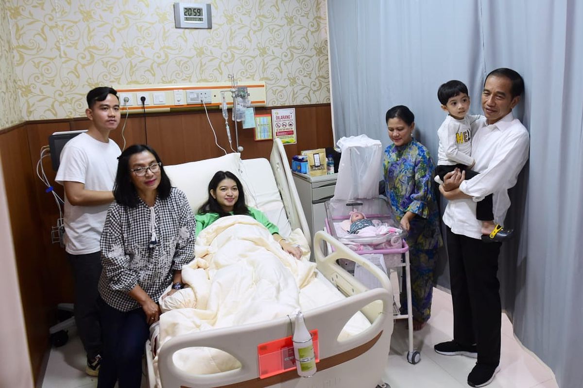 Presiden Joko Widodo menjenguk cucu ketiganya yang baru lahir, La Lembah Manah, di RS PKU Muhammadiyah Surakarta, Jumat (15/11/2019) kemarin. 