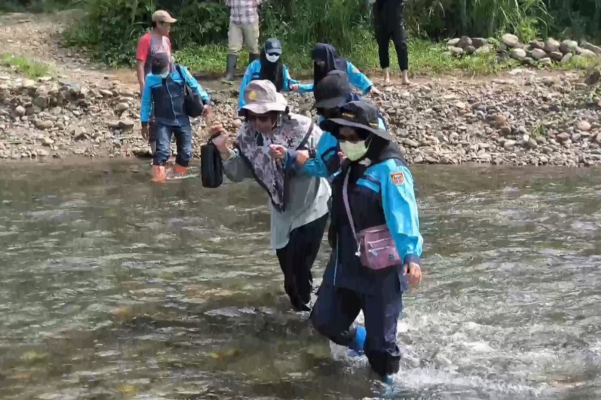 Perjuangan Taklukkan Medan Terjal hingga Terabas Sungai Demi Vaksinasi PMK...