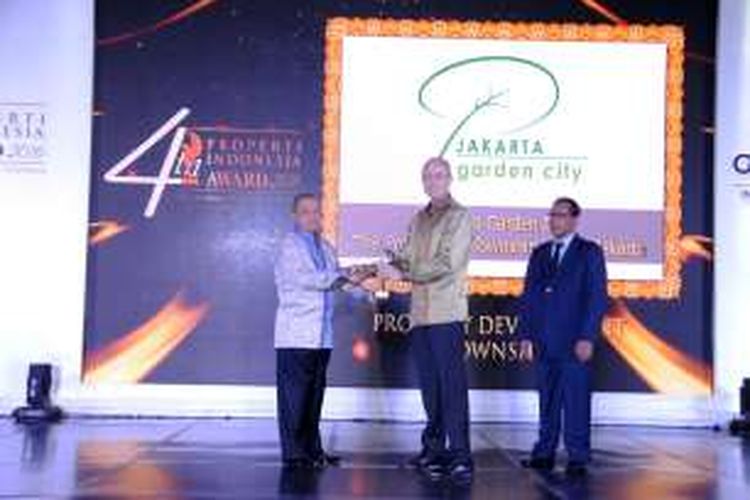 MS Hidayat, mantan Menteri Perindustrian, menyerahkan tropi PIA-2016 kepada Sami Miettinen, Presiden Direktur PT Mitra Sindo Sukses yang meraih penghargaan The Prospective Township in East Jakarta di ajang Properti Indonesia Award 2016 (PIA-2016), Rabu (24/8/2016).  