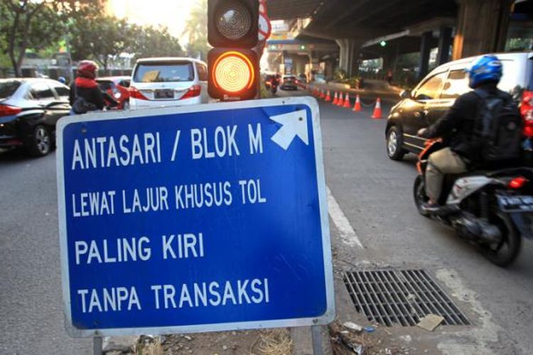 Sepeda motor melintasi tol Jakarta Outer Ring Road (JORR) tanpa transaksi atau gratis di kawasan Cilandak, Jakarta Selatan, Selasa (4/8/2015).