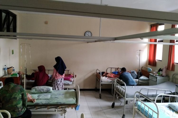 Sejumlah pasien warga Desa Dersalem, Kecamatan Bae, Kabupaten Kudus, Jateng korban keracunan makanan dirawat di RSUD dr Loekmono Hadi Kudus, Rabu (21/3/2018)