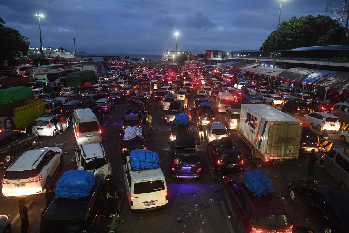 Sejumlah kendaraan mengantre untuk memasuki kapal di Pelabuhan Merak, Banten, Sabtu (30/4/2022). Pengelola pelabuhan PT ASDP Indonesia Ferry memprediksi puncak arus mudik Pelabuhan Merak akan berlangsung hingga H-2 atau 30 April 2022.