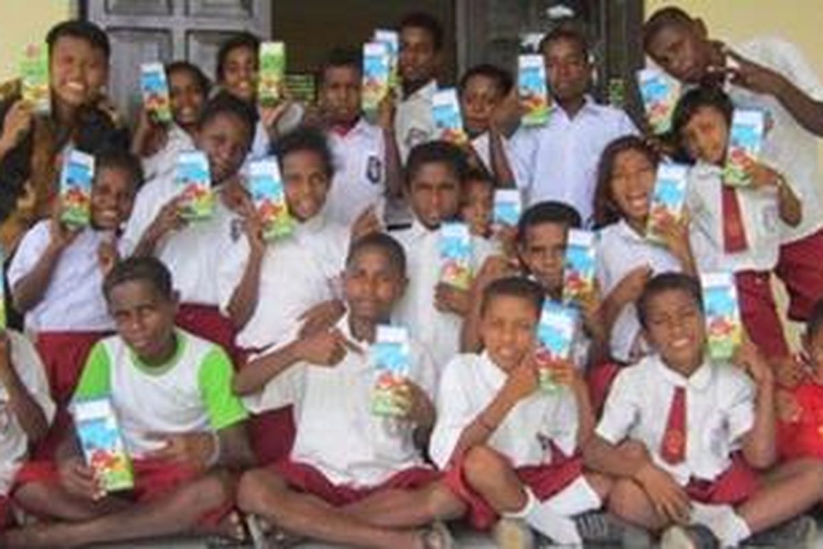 Menabung di tempat pensil menjadi hal yang menyenangkan bagi anak-anak didik Masdar Fahmi di SD Inpres Urat Fakfak Timur.