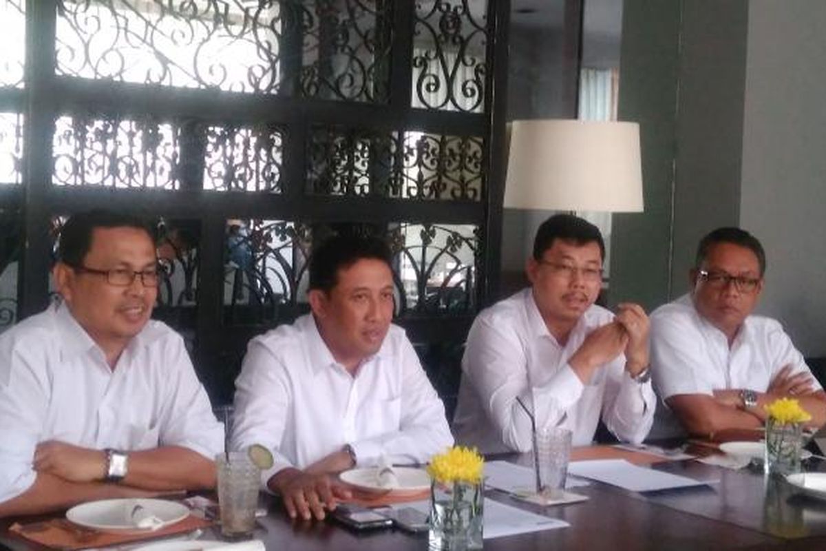 Direktur Keuangan PT PP (Persero) Tbk (PTPP) Agus Purbianto (dua dari kanan) saat berbincang dengan wartawan di Jakarta, Rabu (1/3/2017). PTPP berencana melalukan IPO tiga anak perusahaannya tahun ini.