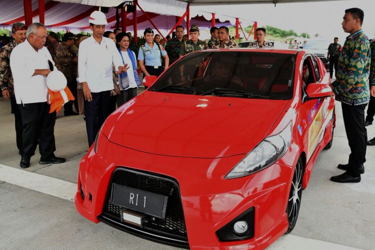 Mobil listrik anak bangsa Ezzy II yang dijajal Presiden Joko Widodo saat meresmikan tol Surabaya-Mojokerto, Selasa (19/12/2017).