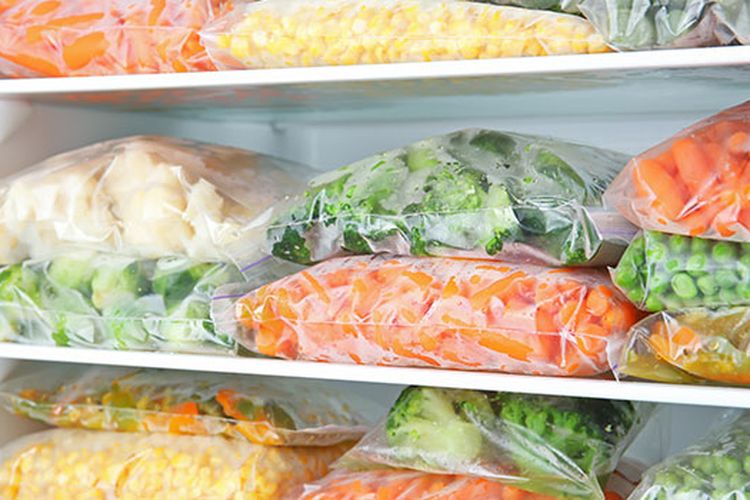 Ilustrasi penyimpanan sayuran di dalam kulkas menggunakan plastik.