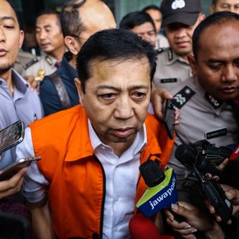 Tersangka kasus korupsi KTP elektronik Setya Novanto meninggalkan gedung Komisi Pemberantasan Korupsi (KPK) seusai menjalani pemeriksaan di Kuningan, Jakarta Selatan, Selasa (21/11/2017). Kedatangan Setya Novanto ke KPK untuk menjalani pemeriksaan perdana sebagai tersangka kasus korupsi proyek e-KTP.