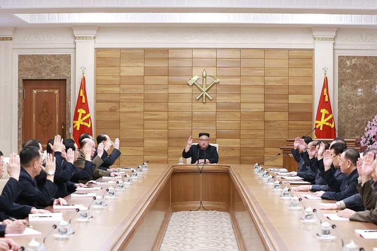 Kim Jong Un (tengah) memimpin pertemuan dengan para pejabat tinggi Partai Buruh di Pyongyang, Selasa (9/4/2019).
