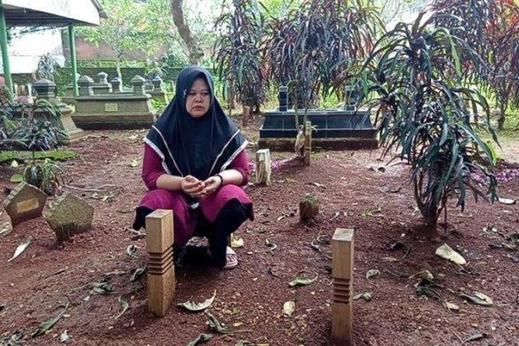 Poniyem berziarah ke makam suaminya di tempat pemakaman umum Kelurahan Purwosari, Mijen, Kota Semarang, Sabtu (11/1/2025).

