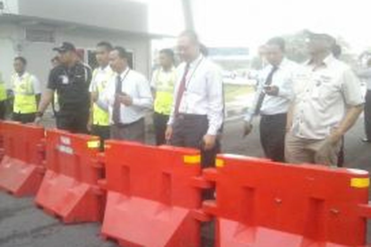 Pintu jalur M1 resmi ditutup pada Selasa (7/10/2014) pukul 10.00 WIB, uji coba penutupan melibatkan pihak dishub Tangerang, Angkasa Puara II, Polres Tangerang serta Polres Bandara