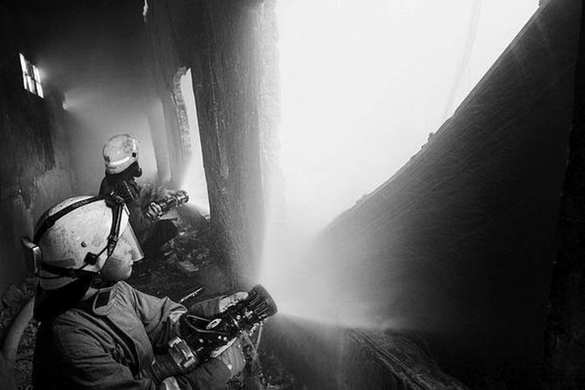 Petugas pemadam kebakaran menyemprotkan air untuk memadamkan api yang membakar pabrik plastik di Gang Semut, Kapuk, Jakarta Barat, Senin (13/2).