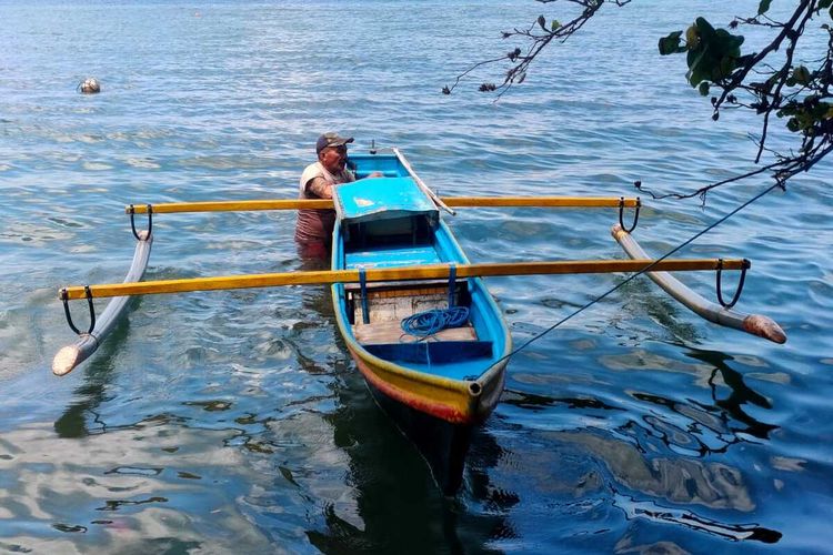 Anis , salah satu nelayan Desa Waai, Kecamatan Salahutu, Kabupaten Maluku Tengah tengah mempersiapkan perahunya untuk pergi melaut , Rabu (6/4/2022)