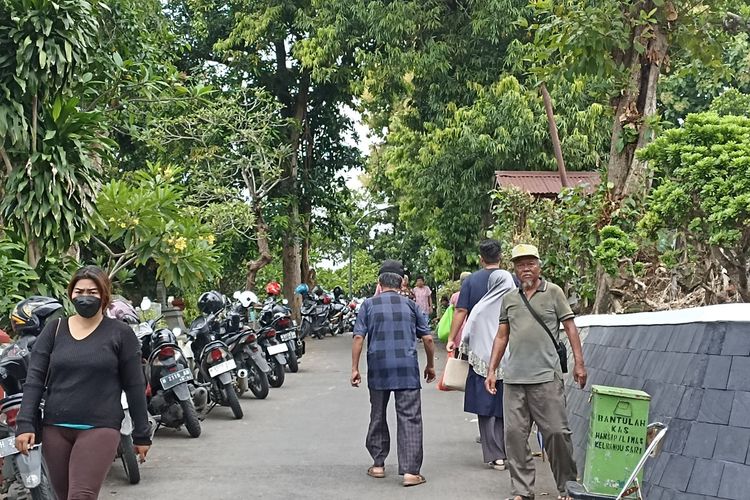 Pengunjung di TPU Bergota Kota Semarang, Jawa Tengah. 