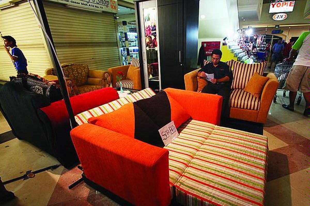 Edyono, perajin mebel, menjual produknya di ruang pamer ITC Permata Hijau, Jakarta, Jumat (29/1). Mebel dalam negeri harus bersiap-siap menghadapi serbuan mebel China yang pada Mei mendatang diperkirakan mulai masuk ke Indonesia.